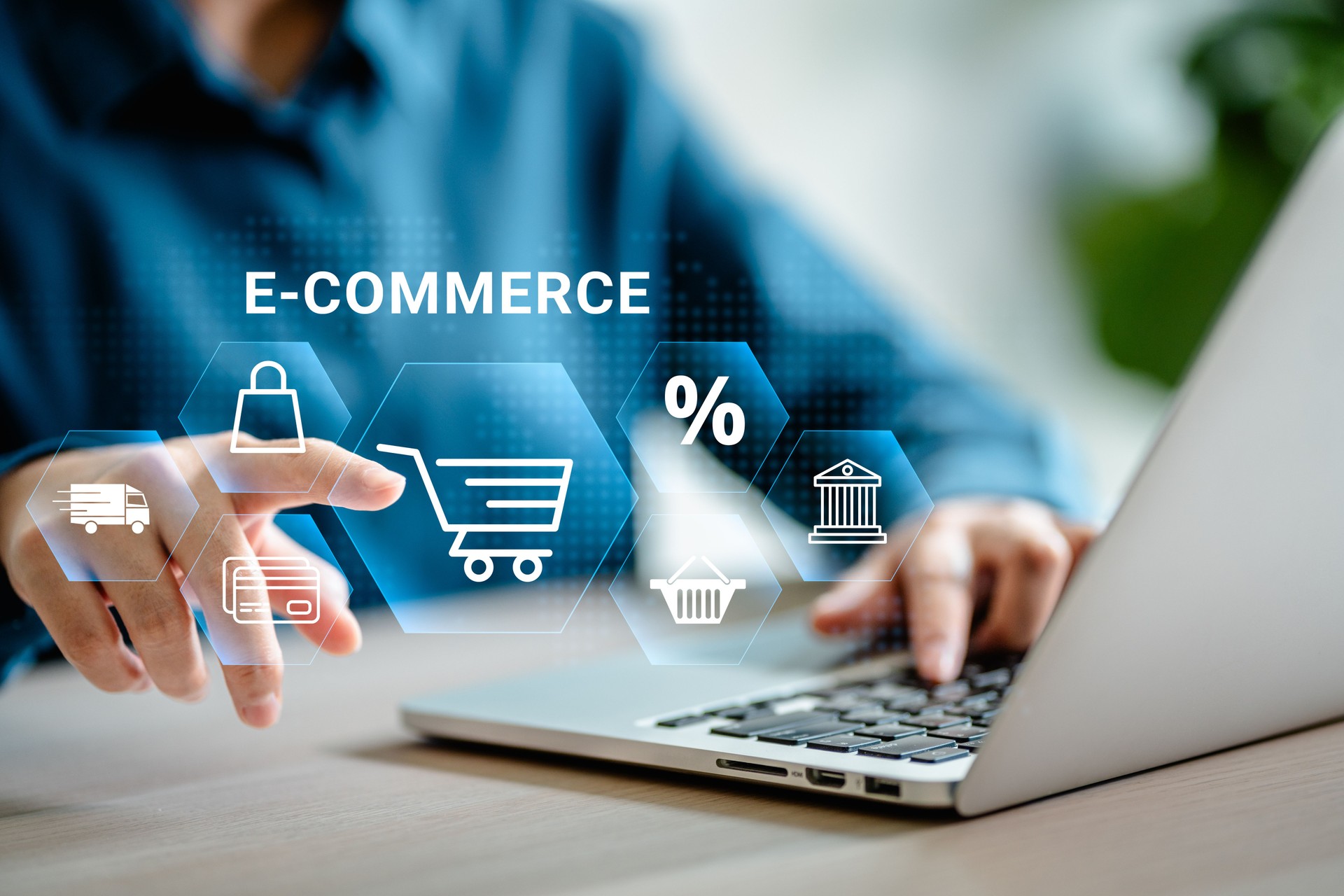 Frauen, die Laptop-Online-Shopping mit Warenkorbsymbolen mit einer virtuellen Schnittstelle verwenden, die globale Netzwerkverbindung, Online-Shopping und E-Commerce-Konzept versendet.